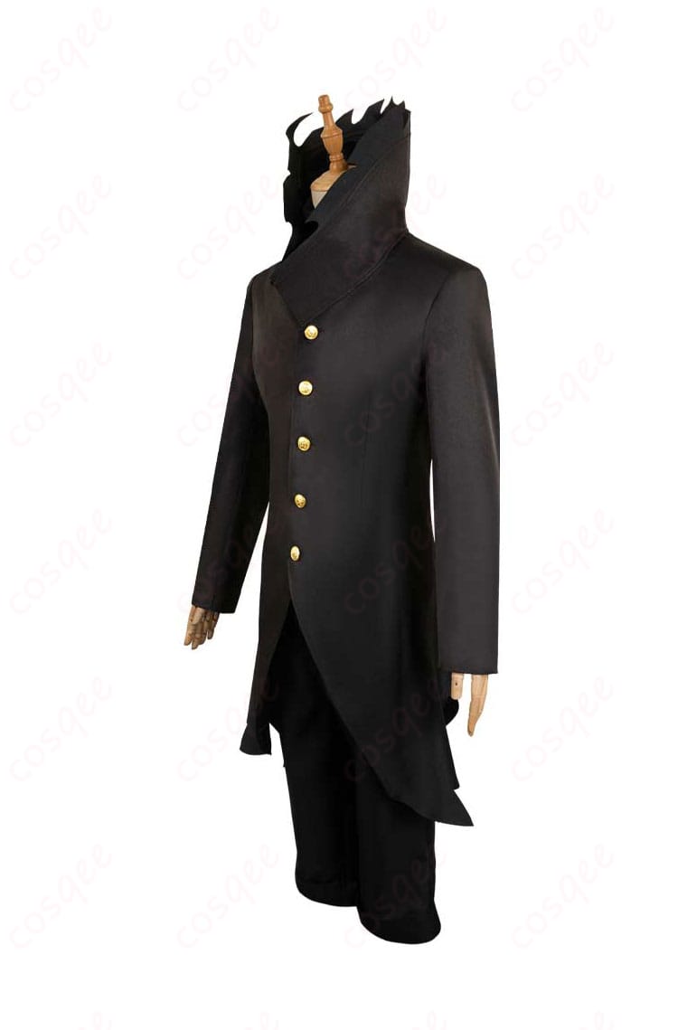 高倉健(オカルン)のコスプレ衣装の左側のディテールを捉えた画像。衣服のラインとデザインがよく分かります。