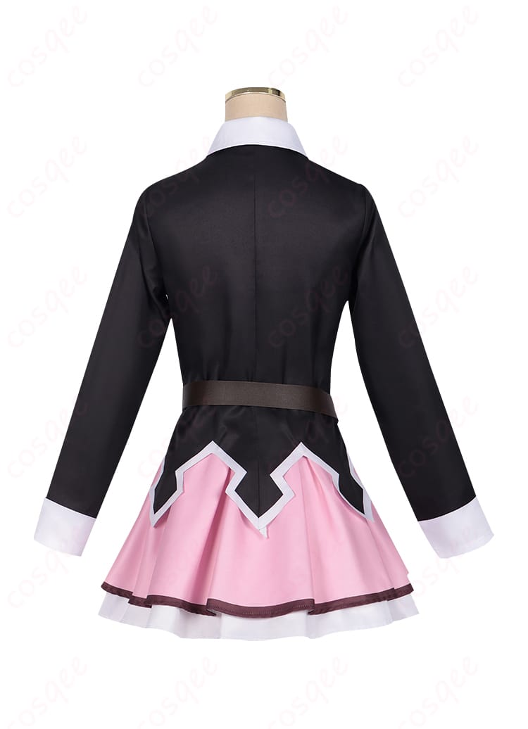 ゆんゆん コスプレ衣装の背面図。背中のデザインとベルトのディテールが引き立っています。