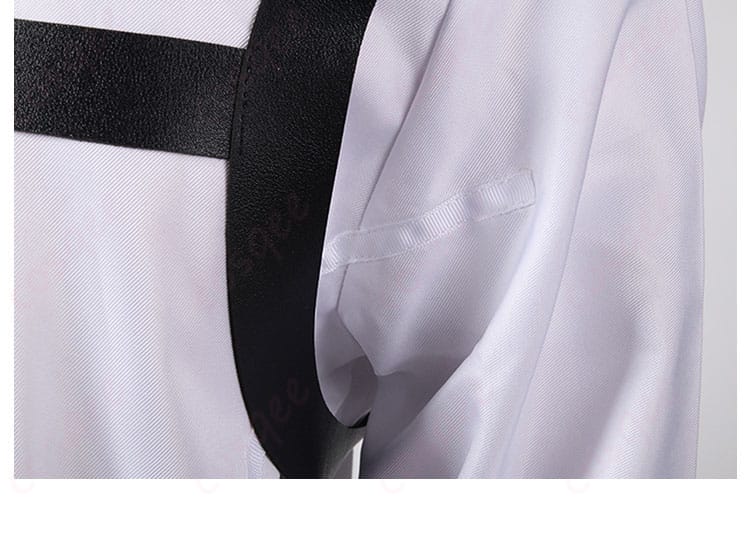 コスプレ衣装の背面肩ベルトのディテールをしっかりと捉えた画像。