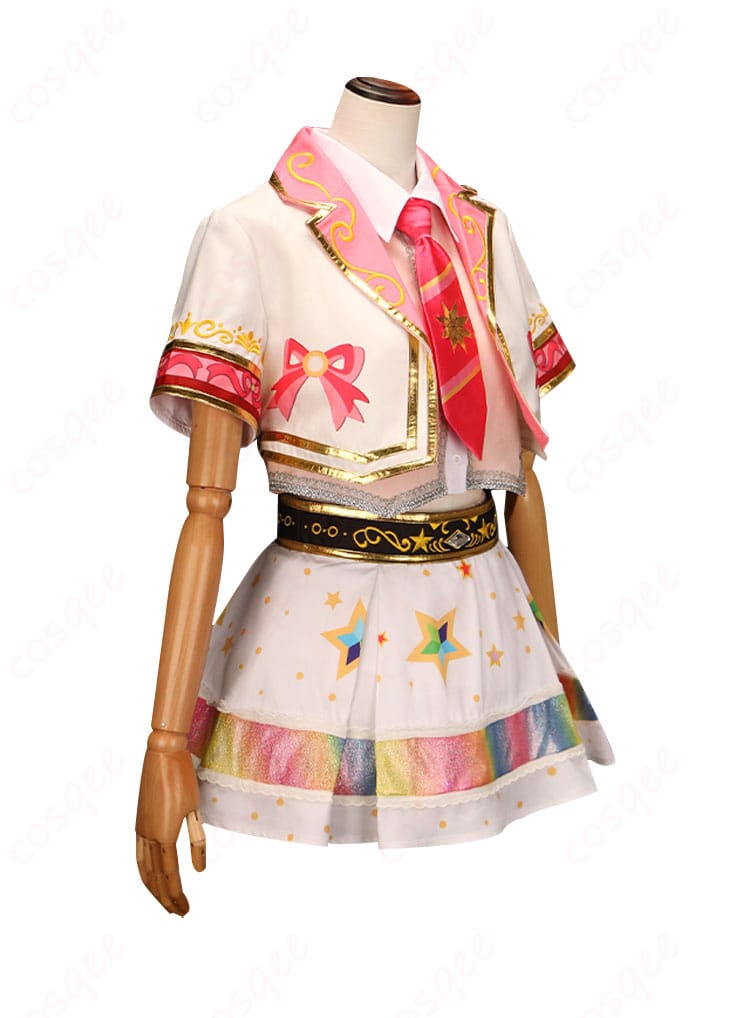 星宮いちご コスプレ衣装の詳細な側面図、衣服のラインがよく見える。