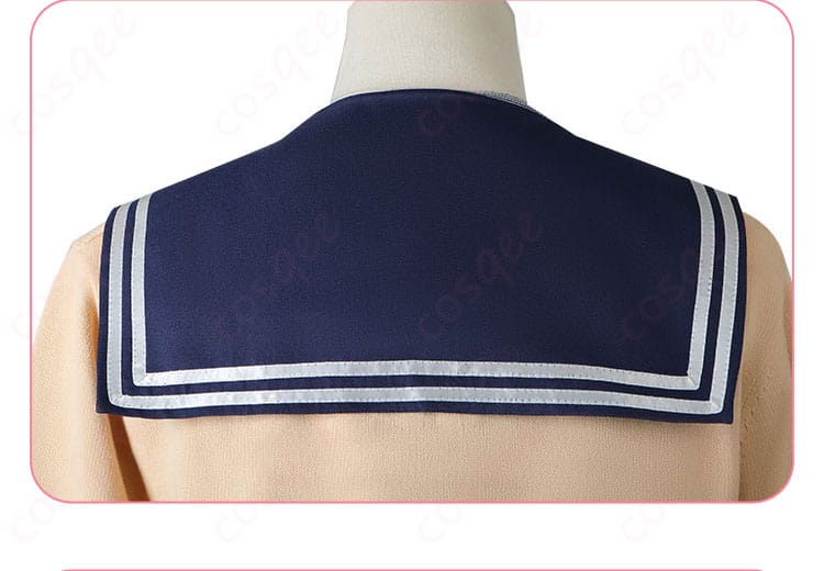 服装背面の装飾詳細。背面のアクセサリーや装飾が、衣装全体の完成度を高めています。