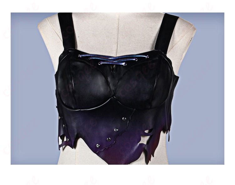 服の上衣部分の細部のデザインがわかる写真。刺繍や装飾がリアルに再現されています。