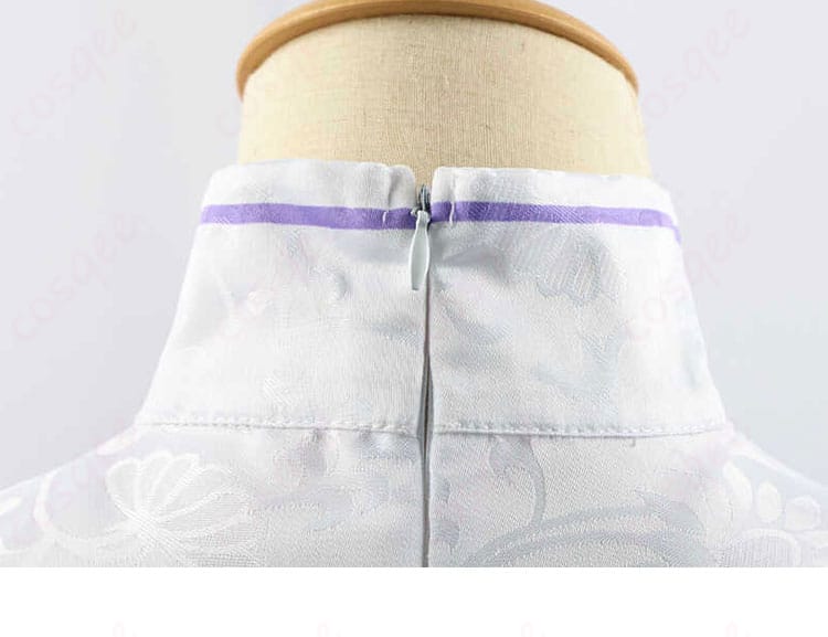 服の衣鎖装飾。エミリアのコスプレ衣装に欠かせないファッション要素が強調されています。