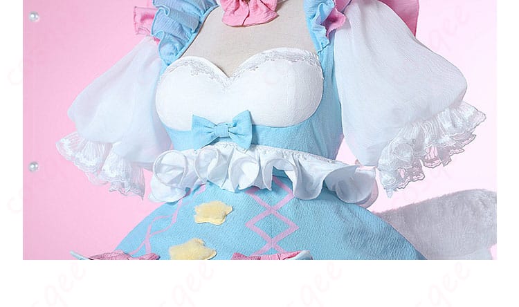 衣服装飾の詳細。華やかなビーズ刺繍と装飾で、初音ミクの衣装を忠実に再現。