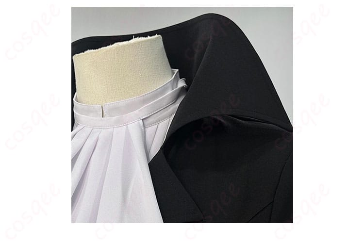 芥川龍之介のコスプレ衣装の襟元装飾の細部。リアルな刺繍が特徴です。