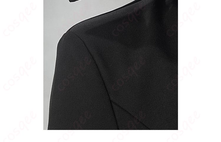 コスプレ衣装の肩と袖の装飾のアップ。ディテールにこだわったデザイン。