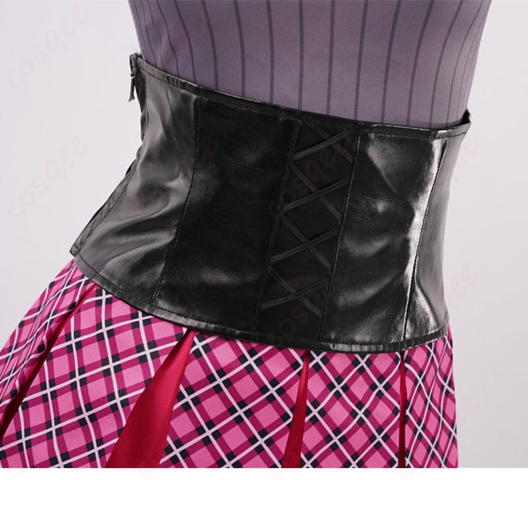 腰部分のデザインを強調、豪華なコルセットベルトが特徴的な装飾。