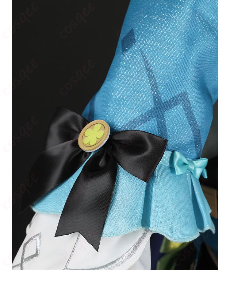 衣袖装飾の詳細 - 「麗しき怪傑」コスプレ衣装の袖部分の装飾に焦点を当てた画像。