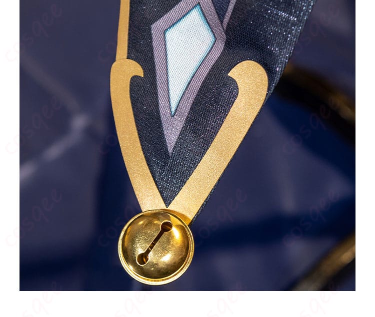 鈴の装飾の詳細 - コスプレ衣装に施された鈴の装飾が映える画像。