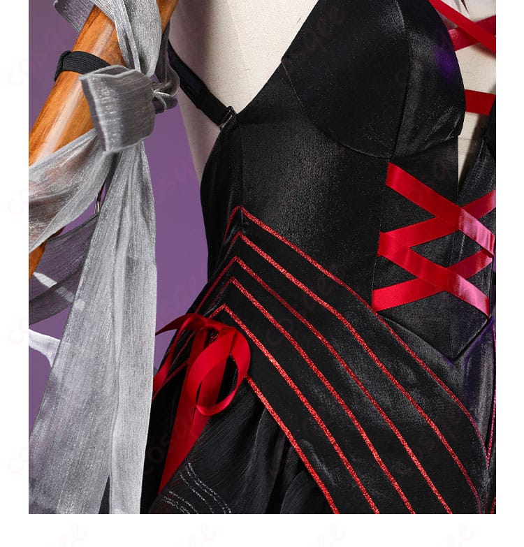 腰部装飾のディテール画像 – 腰部の装飾に細かな刺繍と装飾チェーンが施された衣装