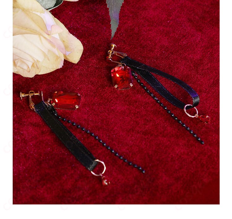 イヤリング装飾のディテール画像 – デレーヤのイヤリング、華やかで印象的なデザイン