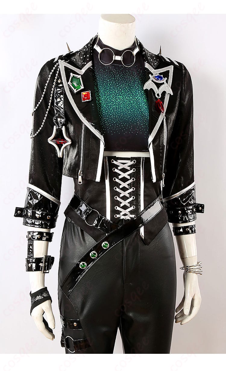 逆先夏目 コスプレ衣装の装飾部分のアップ画像。刺繍やアクセサリーなど、細部までこだわったデザインが魅力です。