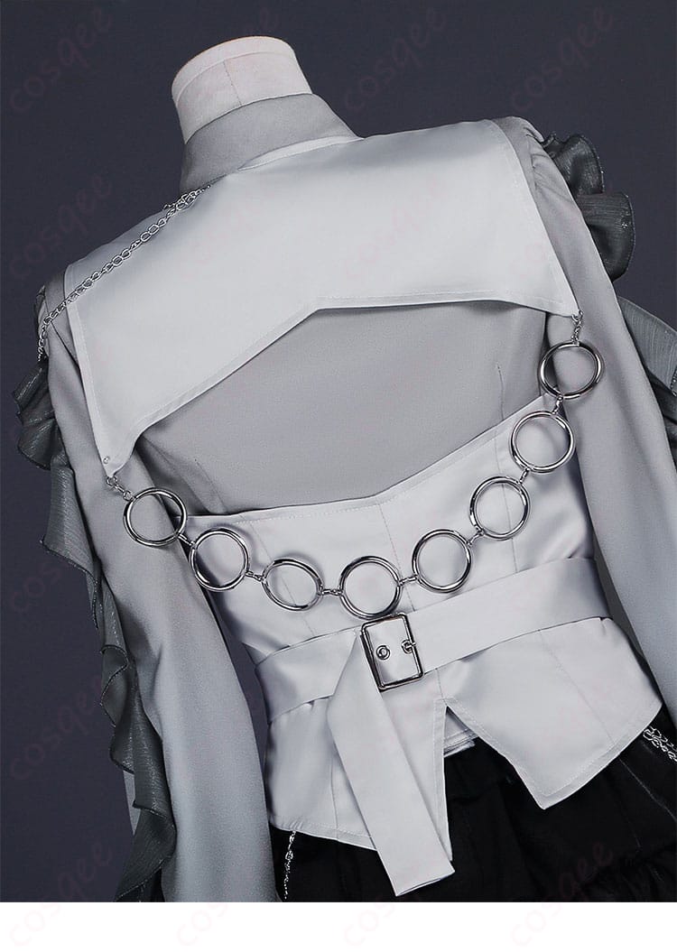 服装背面装飾の細部 - 背面装飾のディテール。エレガントなデザインが際立つ部分。