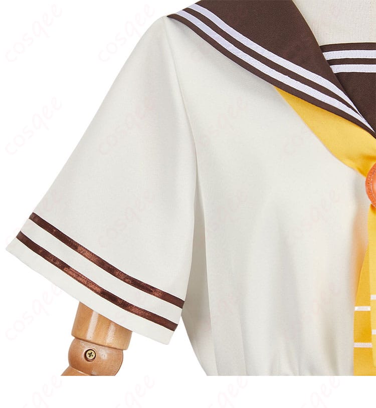 温水佳樹コスプレ衣装の肩袖部分のデザイン。衣服の上品な装飾が特徴的。