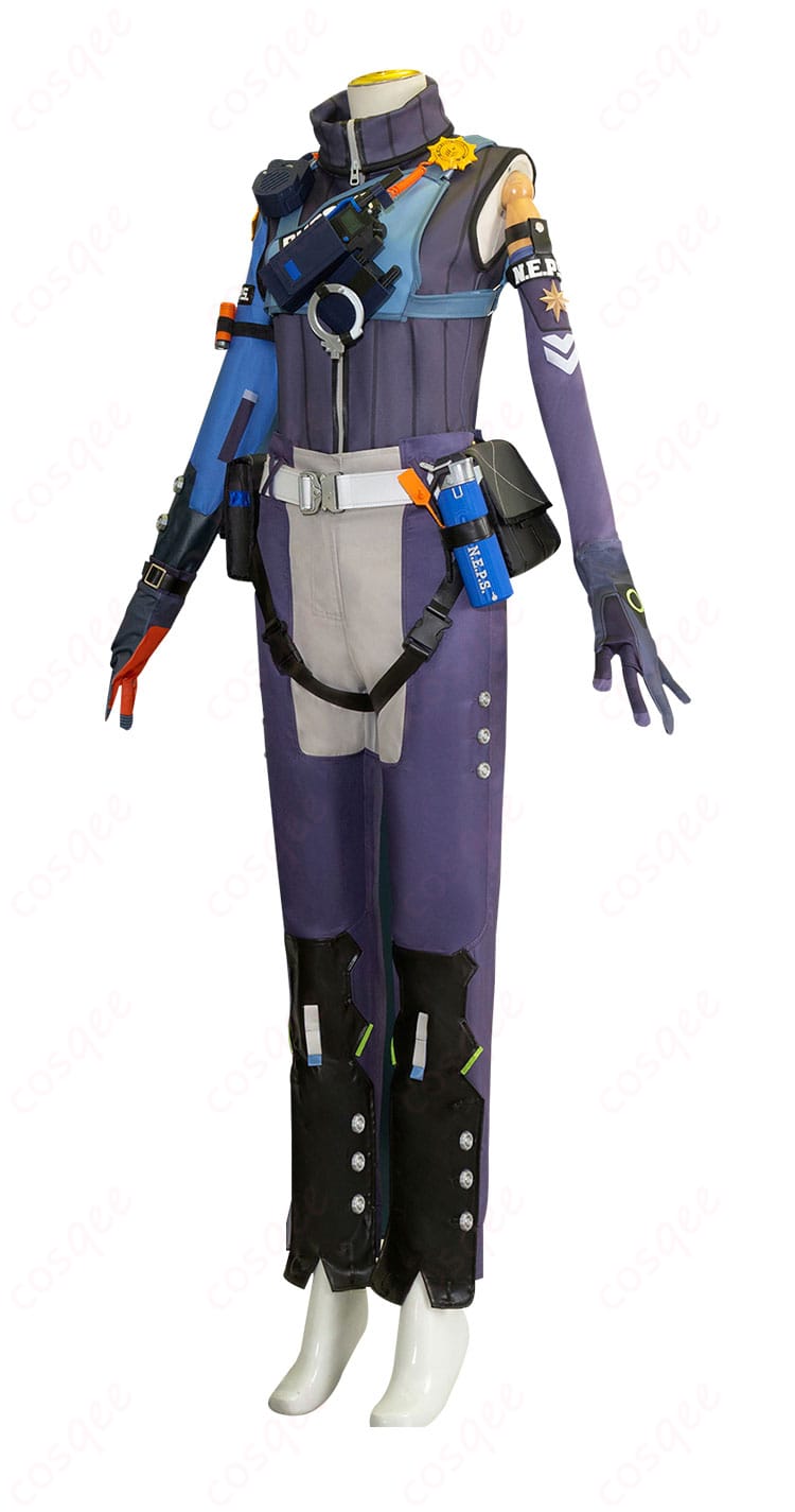 ゼンレスゾーンゼロ セス・ローウェル コスプレ衣装の側面写真。コスチュームの立体感とシルエットを確認できます。