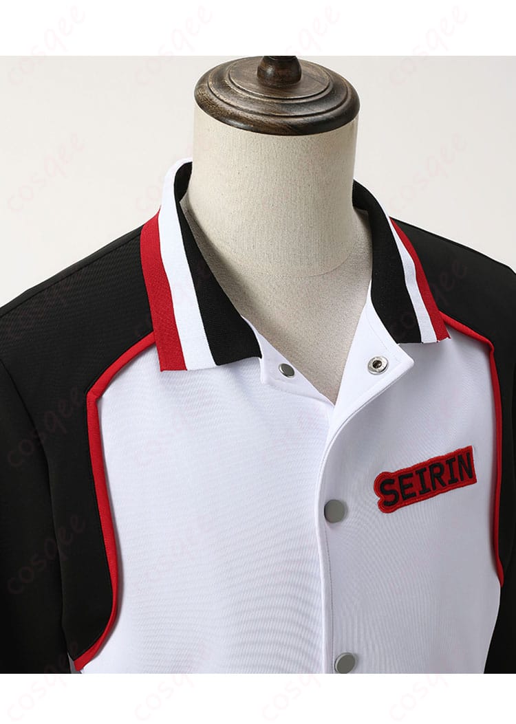 黒子のバスケ 黒子テツヤ コスプレ衣装 誠凛高校ジャージの衣領部分の装飾ディテール。リアルな刺繍とカラーリングで、原作を忠実に再現。