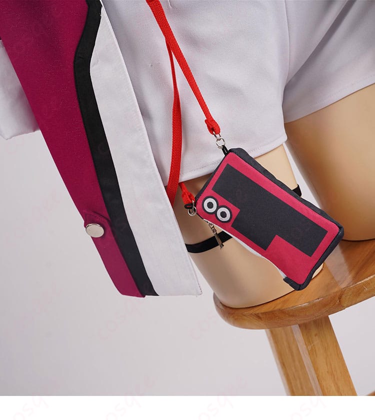 腰のアクセサリーの詳細。ラオーラ・パンテーラのコスプレ衣装の腰アクセサリーに注目。