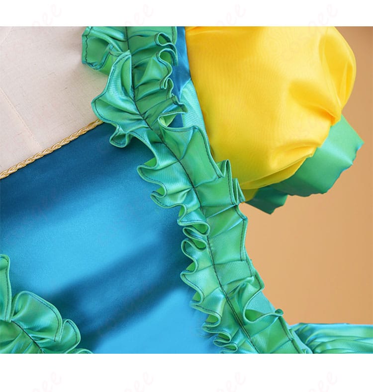 ドリゼラ・トレメイン コスプレ衣装の前胸部分の装飾。精緻な刺繍や華やかなアクセサリーが特徴。