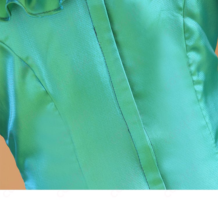 コスプレ衣装の背面部分の装飾。細部にわたるデザインが魅力的に映し出されている。