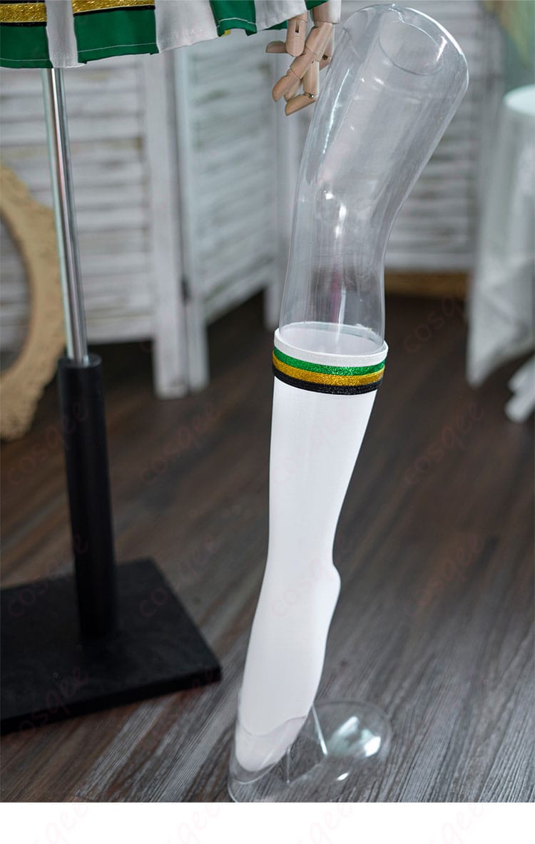 靴下装飾の詳細画像 - チアガール衣装に合う靴下の装飾が映し出されている。衣装全体を引き立てるアクセサリー。