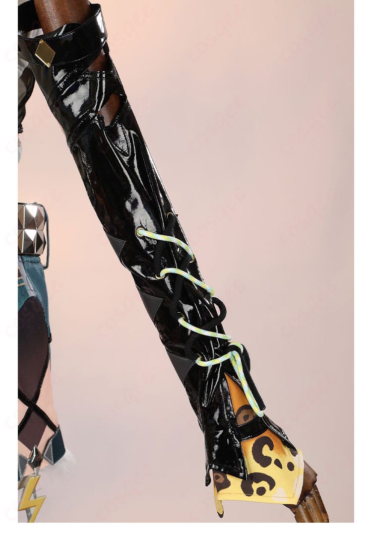 シロネン コスプレ衣装の左手装飾。ディテールまでこだわった手元のアクセント。