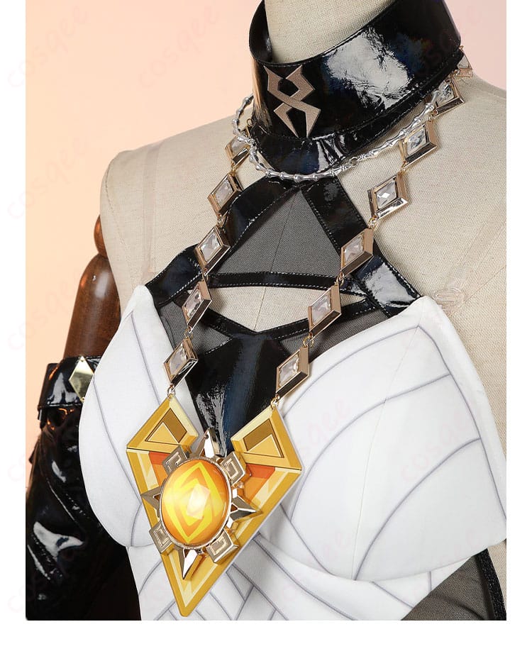 シロネン コスプレ衣装の胸元装飾の詳細。豪華なデザインで、キャラクターらしさを強調。