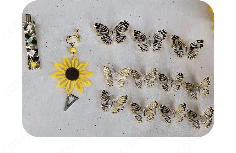 白石杏の耳飾りとコスプレ衣装に付いた可愛らしい蝶の装飾。ディテールの美しさが際立つ一枚です。