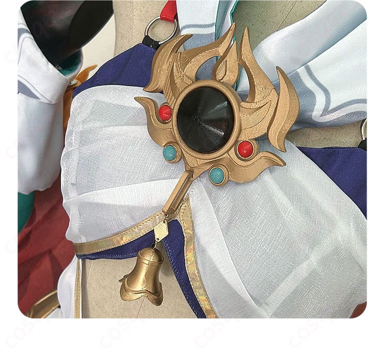 雲璃 コスプレ衣装の前胸部分の装飾の詳細。胸元の繊細なデザインを確認できます。