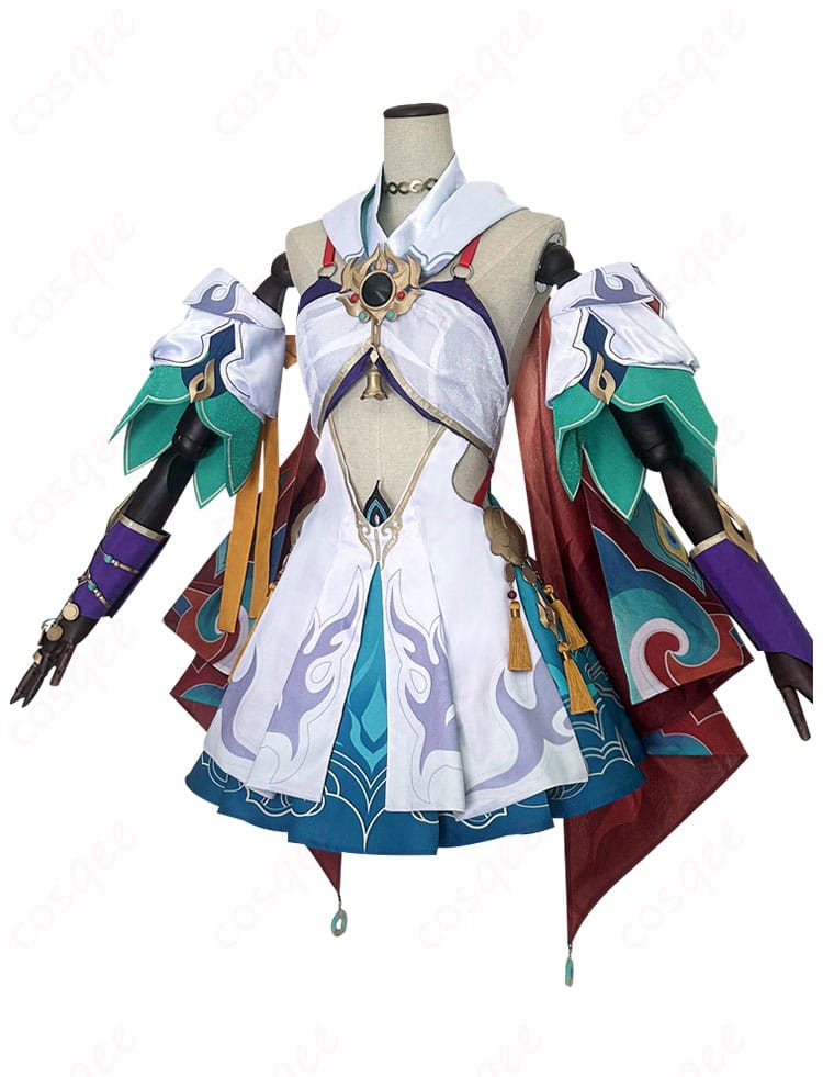 雲璃 コスプレ衣装の側面から撮影した写真。衣装のラインとシルエットが確認できます。