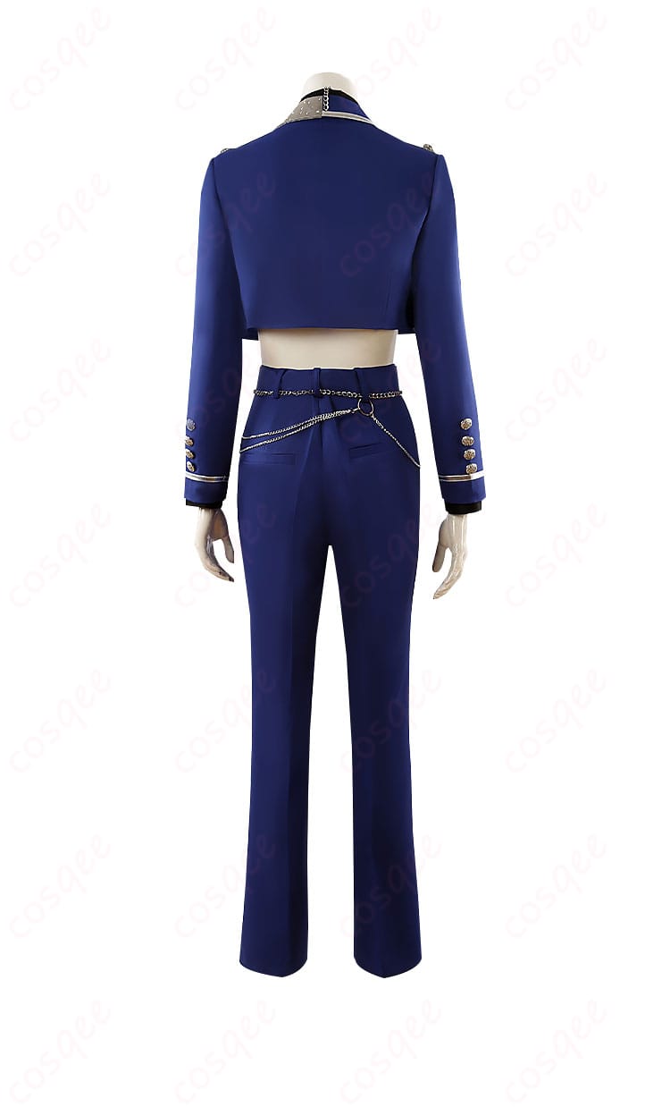 コスプレ衣装の背面。コートの形状や腰飾りがしっかりと再現されている様子。