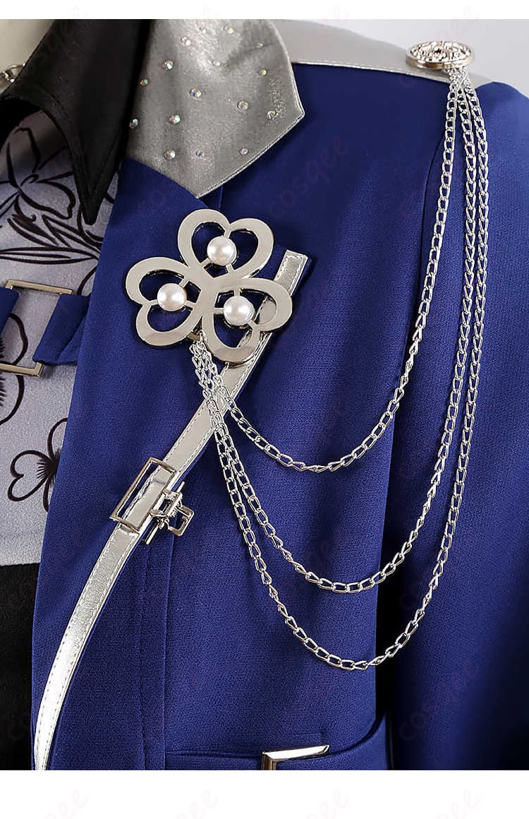 桐谷遥コスプレ衣装の前胸装飾の詳細。刺繍や装飾が精巧に施されたデザイン。