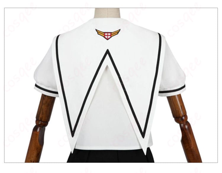 服装背面の詳細。背面のデザインとフィット感を確認できる画像。