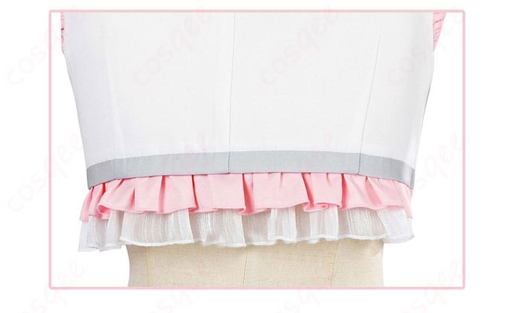 チアガールコスプレ衣装の背面デザインと装飾詳細