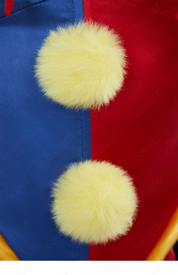 衣襟に施された絨球の装飾細部。優れたデザインで、衣装の独特の魅力を際立たせます。