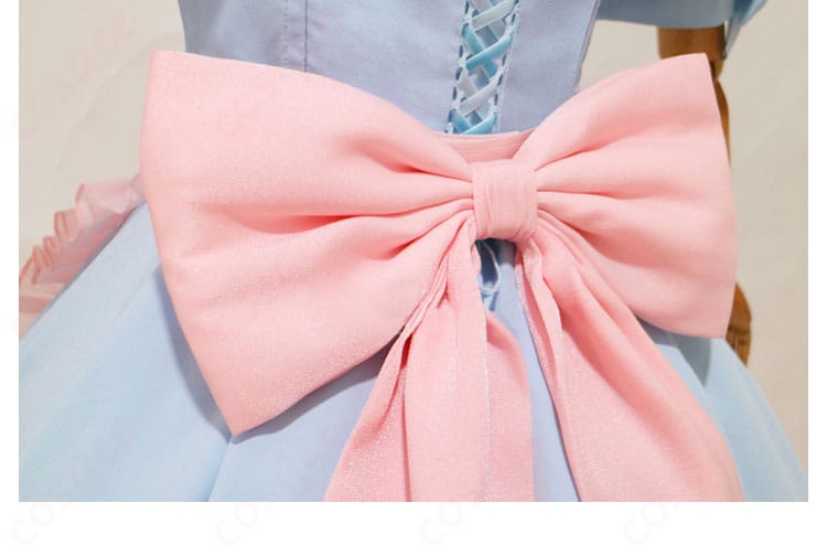 背中の蝶結び装飾の詳細、レムのコスプレ衣装の背面デザイン。