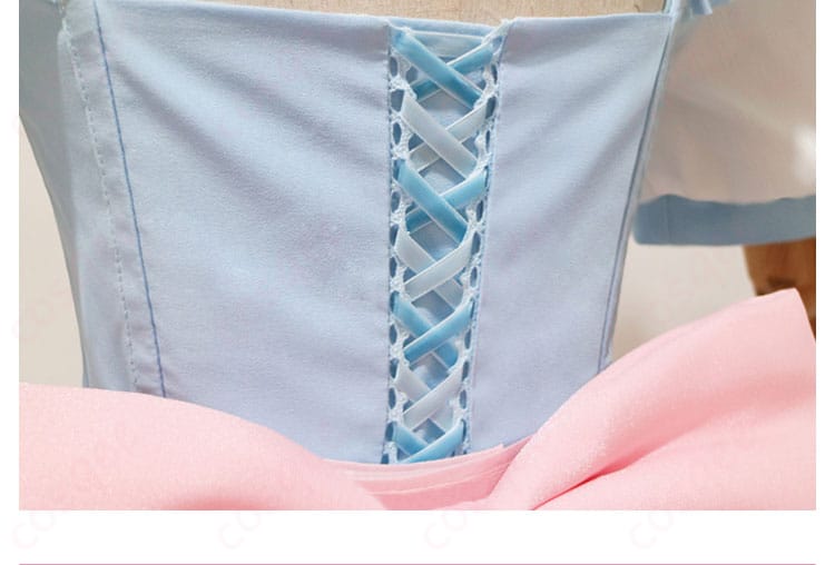 コスプレ衣装の背面詳細、レムの夢かわメイド衣装の美しい仕上がり。