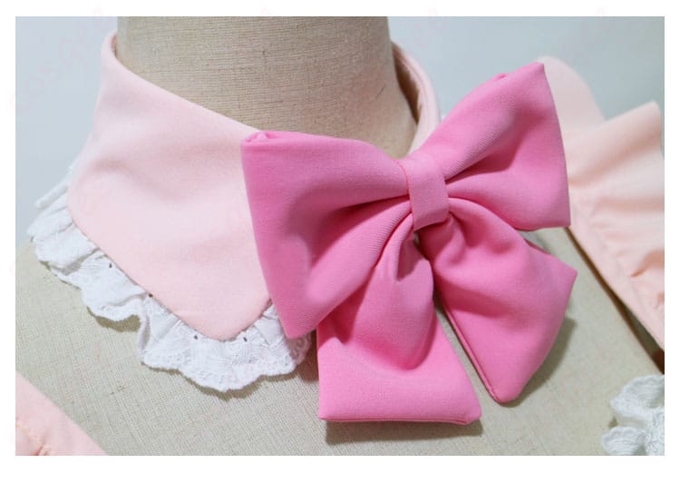 ラム コスプレ衣装の蝶ネクタイ装飾細部。細かい刺繍と丁寧な仕上げ。