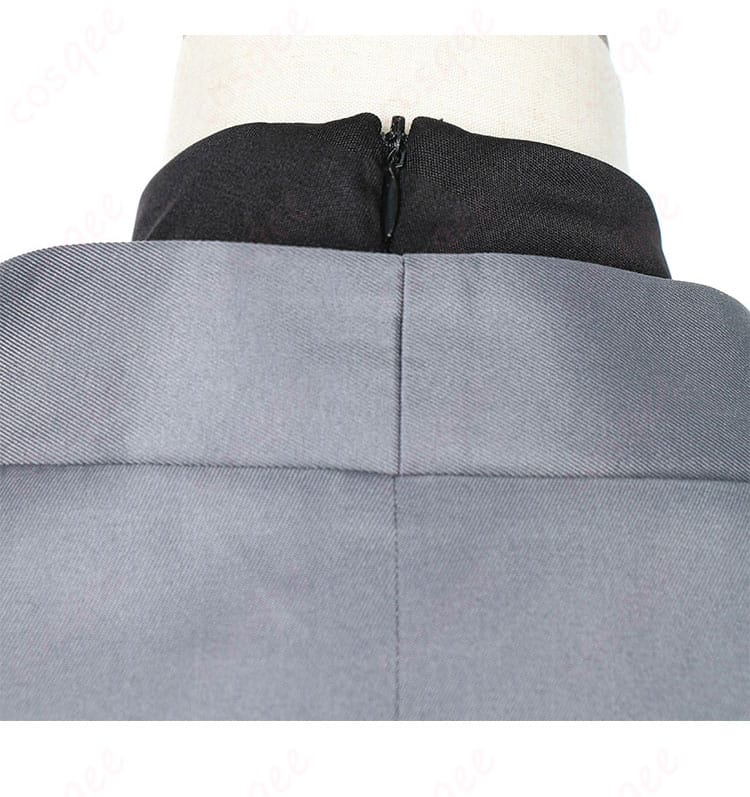 服の衣链装飾の詳細画像。細かい刺繍と精密なデザインが見どころ。