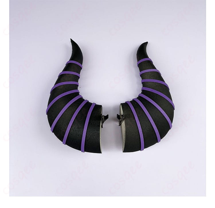 ヘッドアクセサリーのディテール画像 - ヘッドアクセサリーの精緻なデザインとその装飾ディテール。