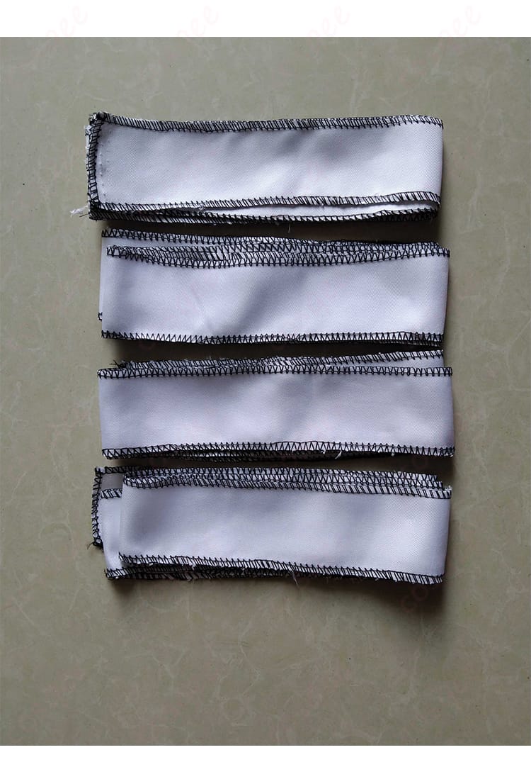 ラト・バッカのコスプレ衣装のネクタイや鈴のディテール、アクセサリーに注目