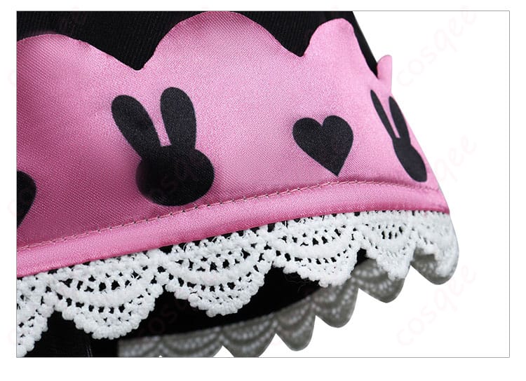 パンツの裾花边装饰細節图。パンツの裾に施された花柄のレース装飾がクローズアップされた画像。