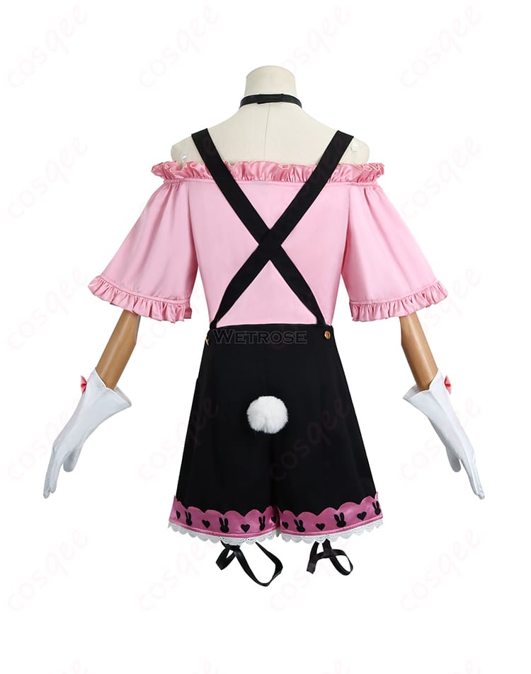 商品背面図。背中の装飾やオーバーオールの特徴的なデザインを確認できる画像。