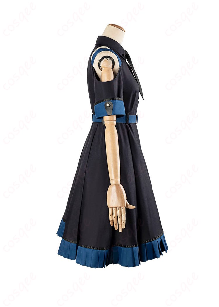 服装右側の装飾細節を捉えた画像。髪飾りやベルトなど、アイドル衣装の細部まで見えます。